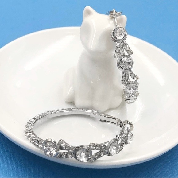 🌼 Rhinestone Arrow Silver Hoop Earrings - Picture 1 of 3